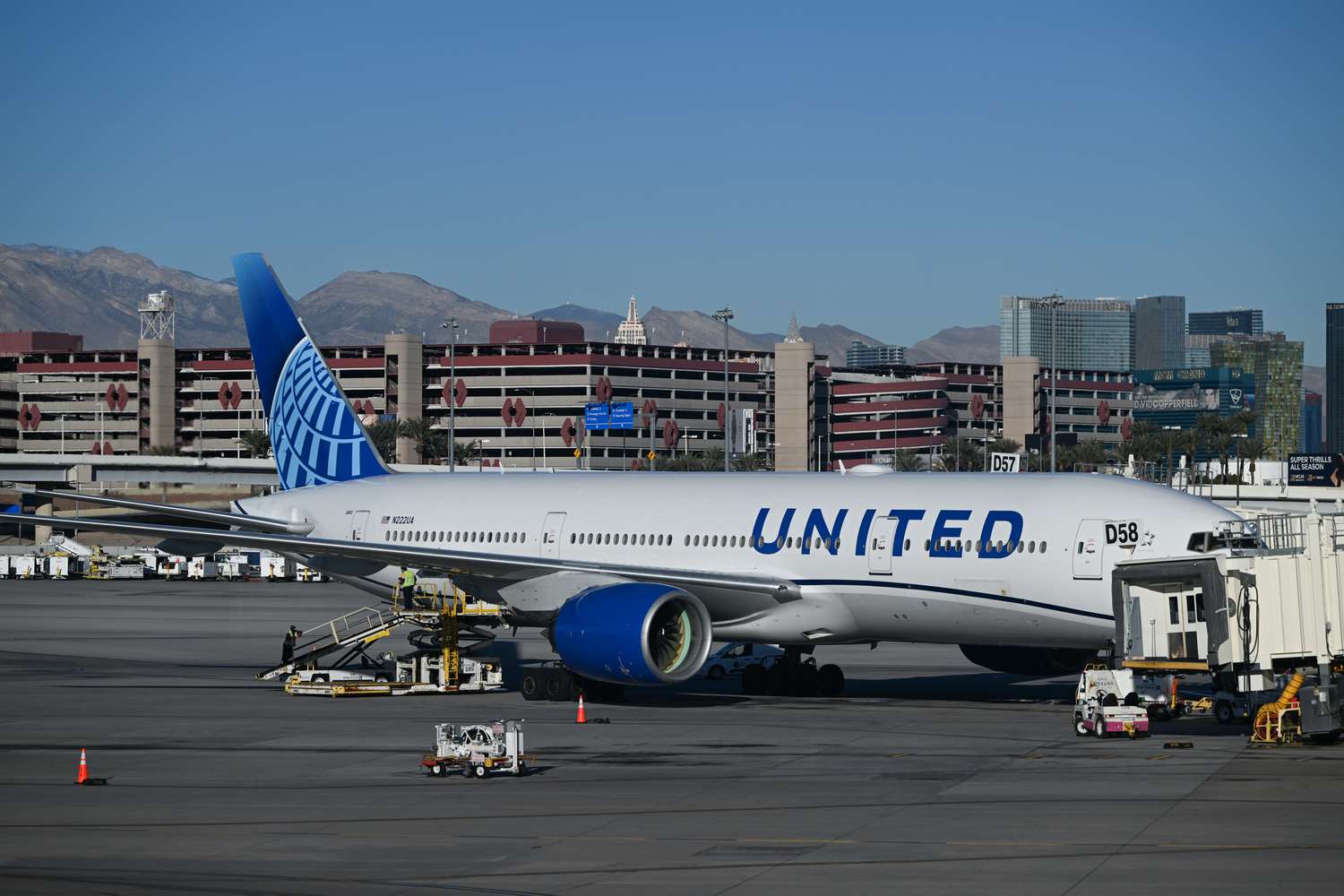 United Airlines Misses Revenue, Beats Profit, and Lifts Outlook Amid Demand Rebound