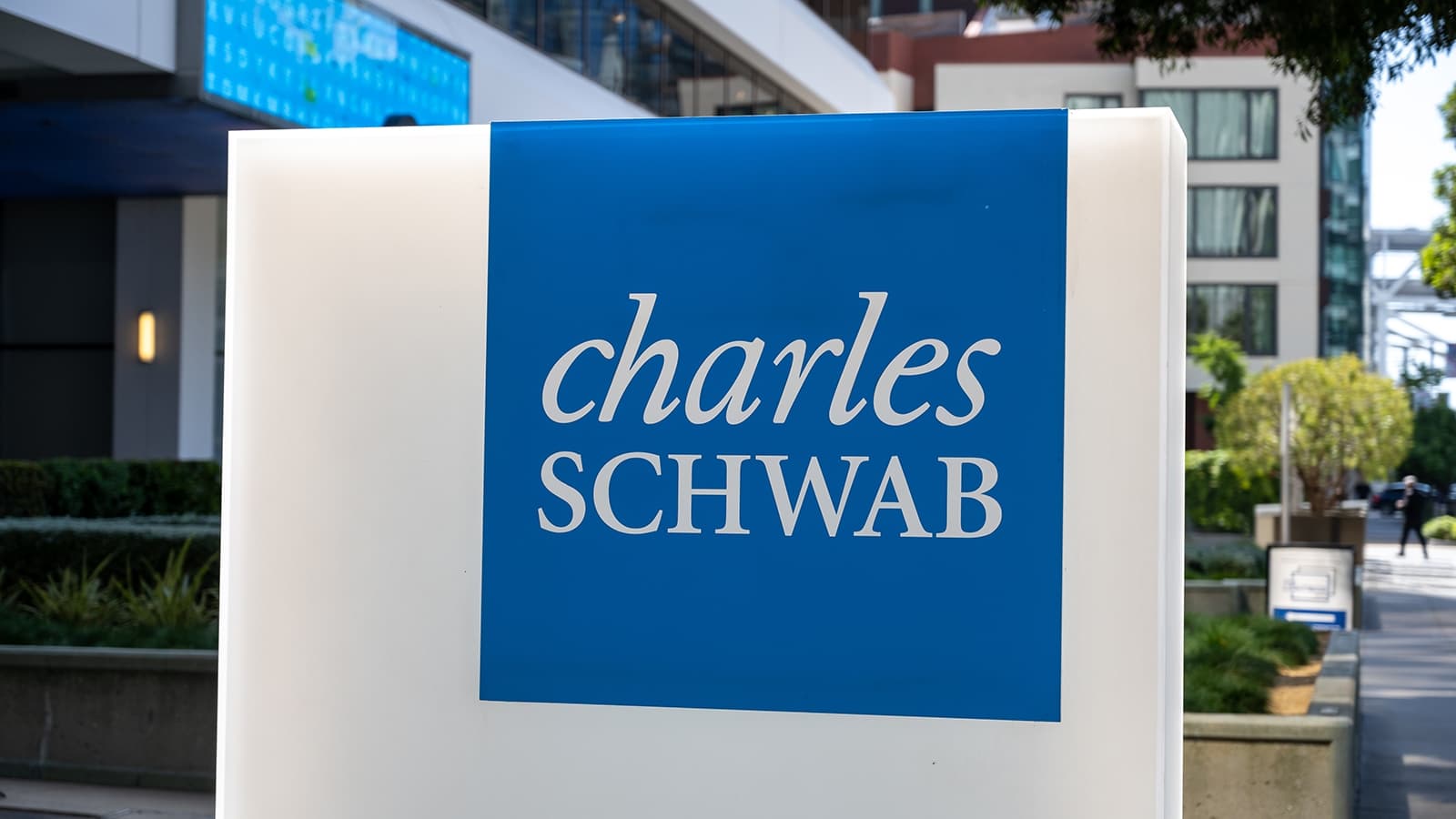 Charles Schwab Beats Q2 Earnings Estimates, Shares Up 3%