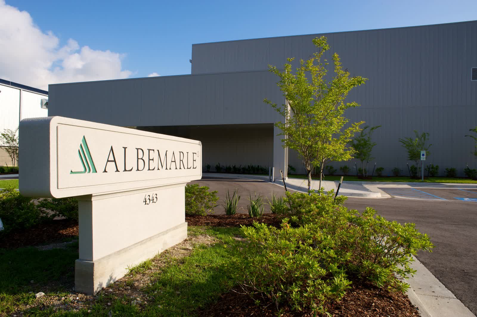 Albemarle Top Earnings Estimates Despite Lithium Weakness