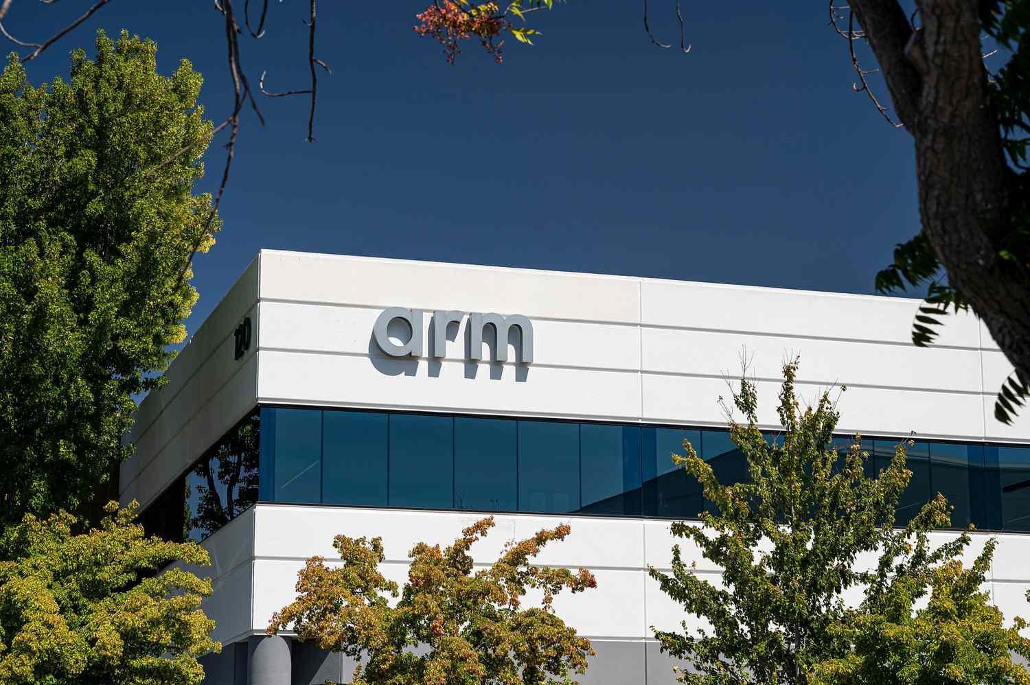 Seaport Global Initiates Arm Holdings With Buy Rating And $150 Target