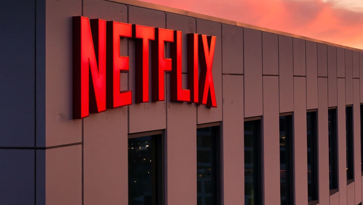 Netflix Inc (NASDAQ:NFLX) Maintains Strong Position Despite Downgrade