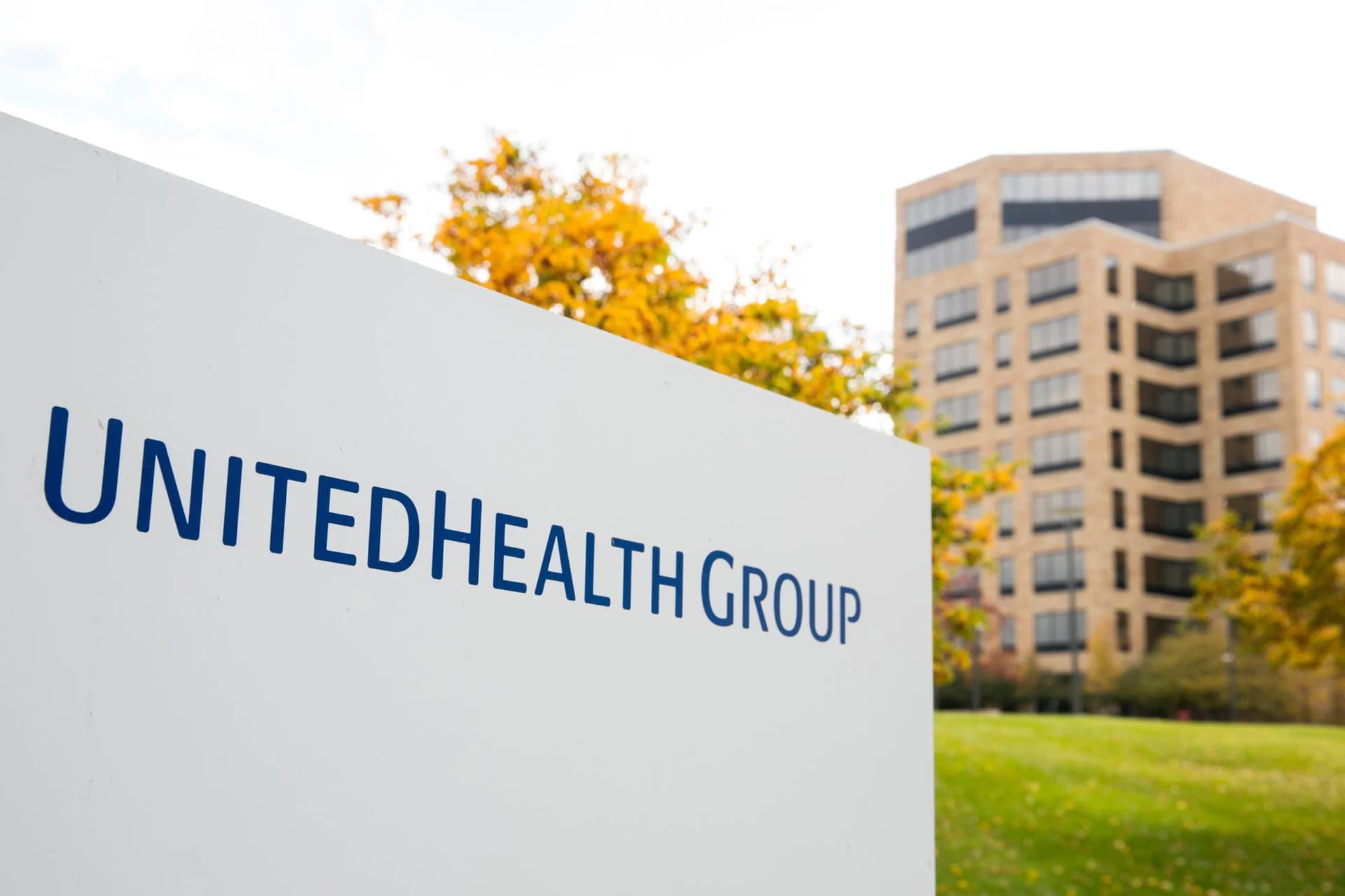 UnitedHealth Group (NYSE:UNH) Maintains Strong Position Amid Challenges