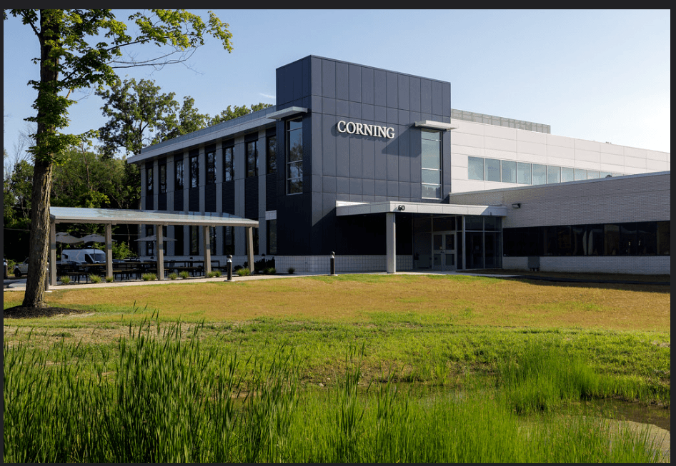 Corning Incorporated (NYSE:GLW) Overview: A Tech Innovator with a Stable Outlook