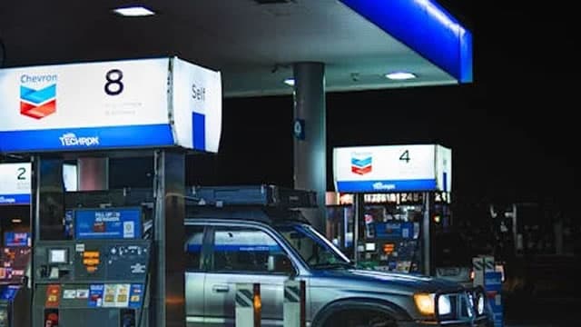 Chevron to sell 50% stake in Singapore refinery, eyes Asia asset divestment