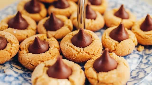 Cocoa Futures Send Hershey Stock Lower, Dip Opportunity?