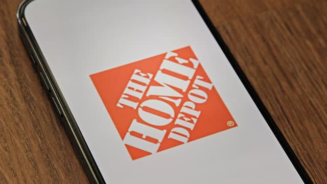 Home Depot Holds Gains After Narrow Q2 Misses