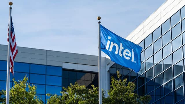 U.S. Senator Sanders favors Trump plan to take stake in Intel