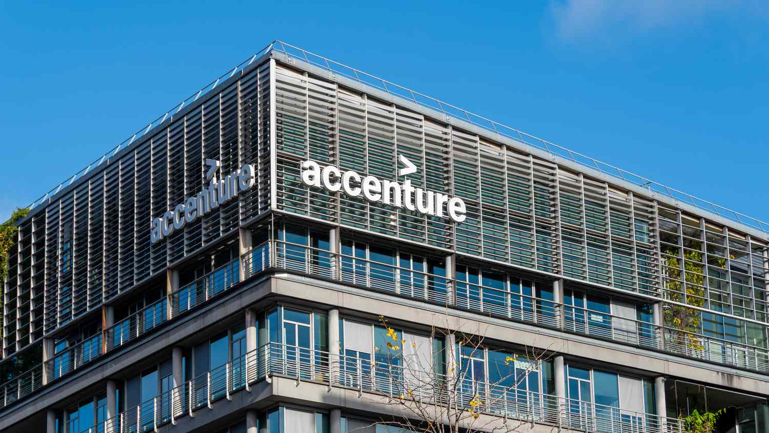 Accenture (NYSE:ACN) Surpasses Earnings Expectations with Strong AI Focus